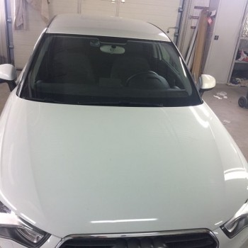 Оклейка панорамной крыши Audi A1 в Калининграде защитной пленкой, сохранение прозрачности стекла