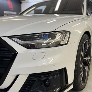 Антихром Audi A8 черной глянцевой пленкой HEXIS в Калининграде, оклейка декоративных элементов кузова