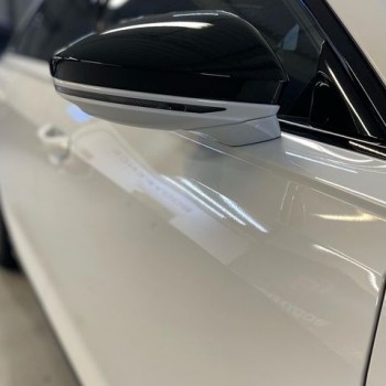 Audi A8 с черной глянцевой крышей после оклейки пленкой Membrane, эффект контраста кузова