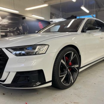 Детальная оклейка хрома Audi A8 черной глянцевой пленкой, аккуратная установка без стыков