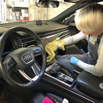 Защита салона Audi Q8 пленкой в Калининграде, оклейка внутренних элементов интерьера