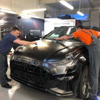Процесс оклейки Audi Q8 полиуретановой пленкой в мастерской Блик Калининград, защита кузова от сколов