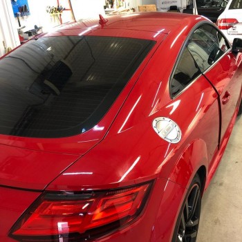 Audi TT с черной крышей после оклейки пленкой Deltaskin Hybrid Blackout PPF, спортивный стиль автомобиля