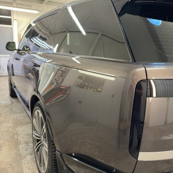 Оклейка Range Rover полиуретановой пленкой Spectroll Premium в Калининграде, процесс защиты кузова