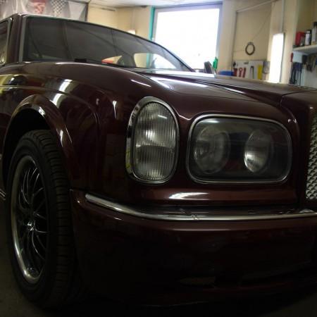 Оклеивание автомобиля Bentley белой матовой плёнкой фирмы KPMF