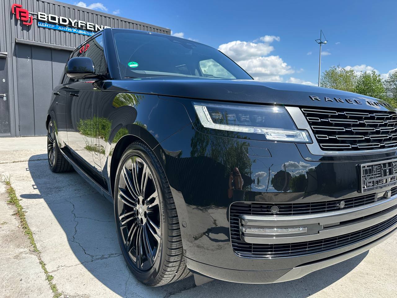 Полная оклейка Range Rover глянцевой пленкой в Калининграде | Блик